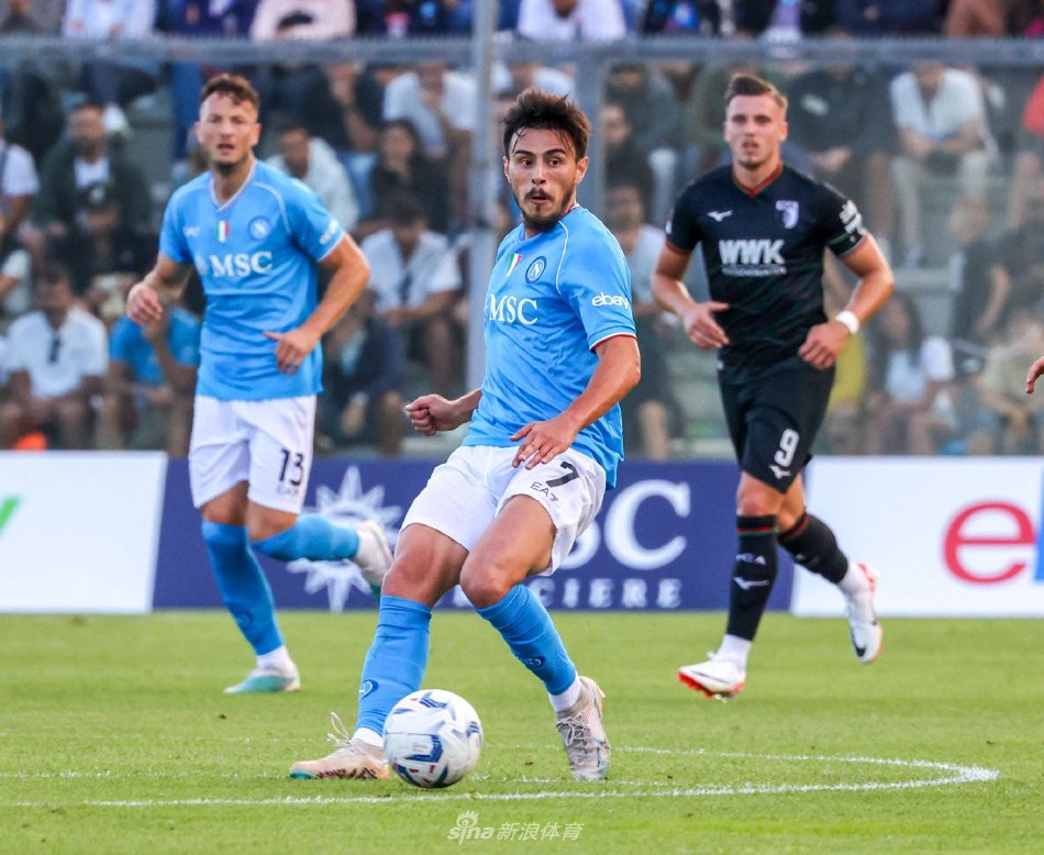 尽管缺席甘 尽管缺席甘